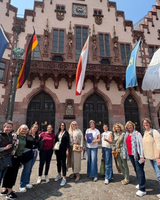 ✨ Rückblick auf ein inspirierendes PRO-Partner Treffen in Frankfurt! ✨

Am 21. Mai durften wir im Café Karin mit einigen unserer Partnerinnen pannende Gespräche führen, neue Impulse sammeln und uns mit bekannten sowie neuen Gesichtern vernetzen. 🫶 Ein besonderes Highlight: die Stadtführung durch die neue Altstadt – mit Geschichten rund um das Rote Haus, die Goldene Waage und den Hühnermarkt. 🏛️🌆

Danke an alle, die dabei waren und diesen Tag so besonders gemacht haben! 💬💡

#tltu #reiseberatung #propartner #partnerschaft #partnership #team #teamwork #network #austausch #danke #qualitytime