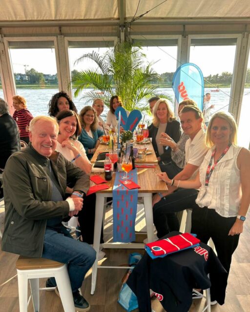 🎬 Was für ein Abend! 
Gemeinsam mit alltours Flugreisen durften wir beim VIP-Kinoabend im alltours Sommerkino Düsseldorf einen echten Sommer-Highlight erleben! Bei "Bridget Jones" unter freiem Himmel, mit Lounge-Zugang, Open Bar, leckerem Catering und bestem Blick auf die Leinwand war alles dabei, was das Kinoherz höherschlagen lässt. 💙🌟
Ein großes Dankeschön an alle, die dabei waren – und natürlich an @alltours für diesen rundum gelungenen Abend! 🍹🍿✨

#alltours #alltourssommerkino #event #kino #abendprogramm #dankbar #partnerschaft #zusammenarbeit