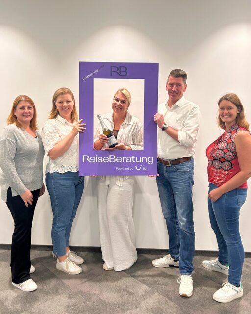 ✨ Doppelter Grund zum Feiern: Kurz vor ihrem 10-jährigen TLTU-Firmenjubiläum übernahm unsere liebe Kollegin Sabrina Kohle die Tätigkeit als stellvertretende Leitung des Buchungsmanagements! 🎉💼

Zehn Jahre voller Einsatz, Teamgeist und Erfahrung – und jetzt noch ein neuer Meilenstein obendrauf. Wir schätzen es sehr, dass sie schon so lange Teil des TLTU-Teams ist und freuen uns darauf, diesen nächsten Schritt gemeinsam mit ihr zu gehen 💙

Herzlichen Glückwunsch, liebe Sabrina – auf viele weitere gemeinsame Jahre und spannende Aufgaben! 🚀

#tltu #reiseberatung #team #teamwork #teamspirit #newposition #gratulation #glückwunsch #success #work #jubiläum #firmenjubiläum
