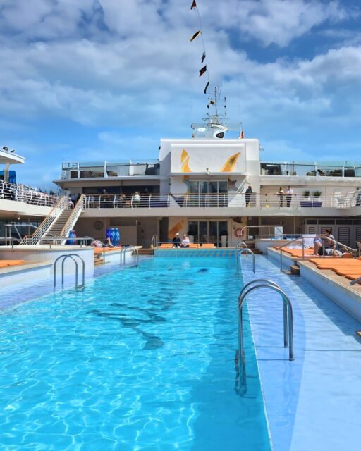 Einige unserer Beraterinnen haben sich vor einer Weile in Hamburg auf der Mein Schiff 4 umgesehen und dabei echte Kreuzfahrtluft geschnuppert. 🚢 Von den lichtdurchfluteten Decks bis zu den stilvollen Kabinen – die Einblicke an Bord liefern jede Menge Inspiration für künftige Reiseberatungen. 🌊✨ Solche persönlichen Eindrücke sind unbezahlbar, denn sie machen unsere Empfehlungen noch authentischer.

Vielen Dank für die Einblicke! 😍
📸 Fotos: @kirstencorneliafuerstenberg 
 
#tlturlaubsreisen #tltu #reiseberatung #reiseberatungontour #schiffsbesichtigung #meinschiff4 #meinschiff #tuicruises #weiterbildung #education #besichtigung