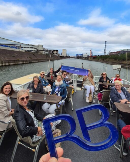 Von inspirierendem Austausch bis maritimem Flair – unser 4. PRO-Präsenztreffen in Duisburg hatte alles! 💡 Im Restaurant HOME wurden Ideen geteilt und Kontakte gepflegt, bevor es bei einer spannenden Hafenrundfahrt aufs Wasser ging. 🚢 

Zwischen Containerschiffen, Hafenkränen und tollen Geschichten rund um den größten Binnenhafen Europas (Hand aufs Herz, wer von euch hätte gewusst, dass dieser sich in Duisburg befindet?) kam echtes Entdecker-Feeling auf. Danke an alle, die diesen Tag so besonders gemacht haben! Es war ganz toll mit euch. 🙂💜

#tltu #reiseberatung #propartner #partnerschaft #partnership #team #teamwork #network #austausch #danke #qualitytime