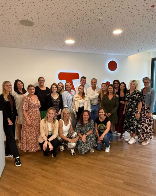 Ein ganz besonderer Tag auf dem TUI Campus! ✨ Wir durften uns über tollen Besuch freuen: Christos @tassakos vom @@daios_cove auf Kreta war zu Gast in Hannover und schaute bei uns vorbei 🏝️ Sarah Henne, unsere Regional Managerin Süd, verbrachte drei Tage bei uns und bekam eine umfangreiche Hospitation von allen Teamkolleginnen, die vor Ort waren. Und auch unsere studentische Aushilfe Alicia Fernholz schaute vorbei, um sich mal wieder live und in Farbe mit uns auszutauschen💼

Abgerundet wurde der Tag beim TUI Afterwork: kühle Drinks, leckeres Essen, Livemusik und jede Menge gute Stimmung. 🎶🍹 Und eine ganz besondere Begegnung gab es an dem Abend auch noch - swiped nach links, um unseren neuen Kollegen kennenzulernen! 🤫

#tlturlaubsreisen #tltu #reiseberatung #team #teamwork #teamspirit #besuch #austausch #connection #partnerschaft