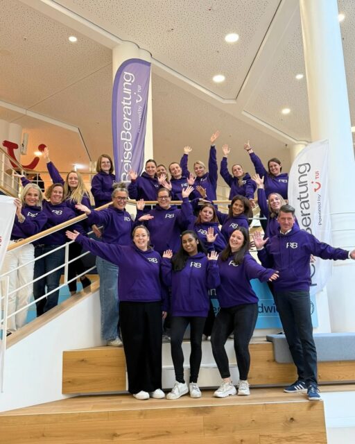 Happy Launch Day, ReiseBeratung – powered by TUI! 💜
Nach vielen Monaten intensiver Vorbereitung ist unser neuer Markenauftritt jetzt offiziell live! Unsere Website, Social-Media-Kanäle und das Intranet zeigen sich im frischen Look – modern, klar und mit ganz viel Herzblut entwickelt. Auch Werbemittel, Vorlagen & Co. sind ab sofort bestellbar.
Hinter den Kulissen stecken unzählige Abstimmungen, kreative Ideen und viel Liebe zum Detail. Jetzt fügt sich alles Stück für Stück zu einem großen Ganzen – und das fühlt sich einfach richtig gut an.
Zur Feier dieses Meilensteins haben wir beim Team Jour fixe letzte Woche gemeinsam gefeiert – natürlich ganz in Lila, unserer neuen Markenfarbe! 💜
Ein großes Dankeschön an alle, die mit so viel Engagement, Geduld und Leidenschaft an diesem Prozess beteiligt sind. Ihr macht den Unterschied. 💫
#reiseberatung #reiseberatungpoweredbytui #markenrelaunch #tlturlaubreisen #neuerlook #teamtltu #lovewhatyoudo #gemeinsamstark #teamwork #community #erfolg #success