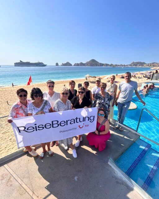 Was für eine Zeit in Baja California! ✨ Unsere exklusive Inforeise in Kooperation mit @condorairlines und @riuhotels  bot alles: Sonne, Luxus, Programm-Highlights und jede Menge Inspiration.
Von der Premium Eco Anreise mit Condor über unser traumhaftes Basecamp im 5⭐ RIU Palace Cabo San Lucas bis hin zu abwechslungsreichen Programmpunkten – diese Reise hatte es in sich:

🌅 Welcome Dinner mit Meerblick
🏨 Site Inspections im RIU Santa Fe, RIU Palace Baja California & Playa Grande
🎓 spannende Sessions mit dem Fremdenverkehrsamt Los Cabos und Condor
🚤 Cabo San Lucas Tour inkl. Glasbodenboot & „The Arch“
🎨 Art Walk in San José del Cabo – ein echtes Local-Erlebnis
🤍 Farewell Dinner & White Party im RIU Santa Fe

Danke an unsere Partner Condor und RIU Hotels, und danke an unsere großartige Gruppe fürs Mitreisen, Mitdenken und Miterleben. ✨

#tltu #reiseberatung #reiseberatungontour #inforeise #condor #riuhotels #bajacalifornia #wissenscampus #loscabos #cabosanlucas