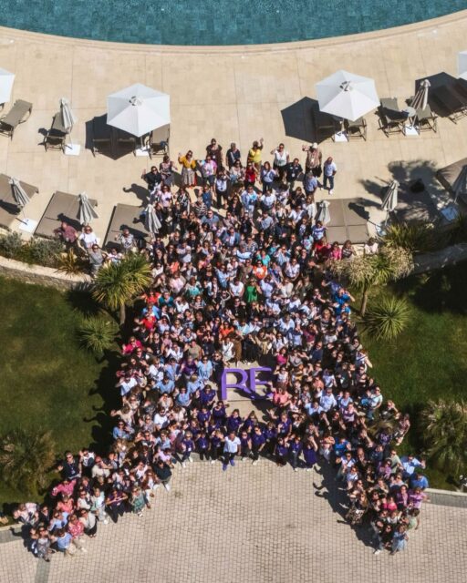 Okay WOW … können wir bitte kurz darüber sprechen, was das für eine Veranstaltung war?! 💜✨
Unsere Jahrestagung 2026 im @meliadurres liegt schon ein paar Tage zurück, aber ganz ehrlich? Wir sind emotional immer noch komplett mittendrin. 🥹
So viele besondere Begegnungen, so viel Energie, so viele Gespräche, Ideen, Gänsehautmomente und einfach dieses unglaubliche Gemeinschaftsgefühl. Genau dafür lieben wir unsere TLTU-Community. 💜
Wenn mehrere hundert Menschen aus der Touristik zusammenkommen, sich austauschen, gegenseitig pushen, gemeinsam lachen, feiern, lernen und nach vorne schauen, entsteht etwas ganz Besonderes. Und genau DAS hat man in Albanien in jeder einzelnen Minute gespürt - dank unseres Vollcharters mit @discover.airlines sogar schon am Flughafen. ✨✈️
Da wir unmöglich alle Eindrücke in einen einzigen Post packen können, gibt’s heute erstmal einen ersten kleinen Bilder-Dump mit den ersten Highlights. 📸🔥
Aber keine Sorge: In den nächsten Wochen nehmen wir euch nochmal intensiver mit durch die einzelnen Tage, Vorträge, Ausflüge, Abendveranstaltungen und ganz viele Behind-the-Scenes-Momente. 👀
Stay tuned! 💜
#tltujahrestagung #tltu #tltujt26 #reiseberatung #reiseberatungontour